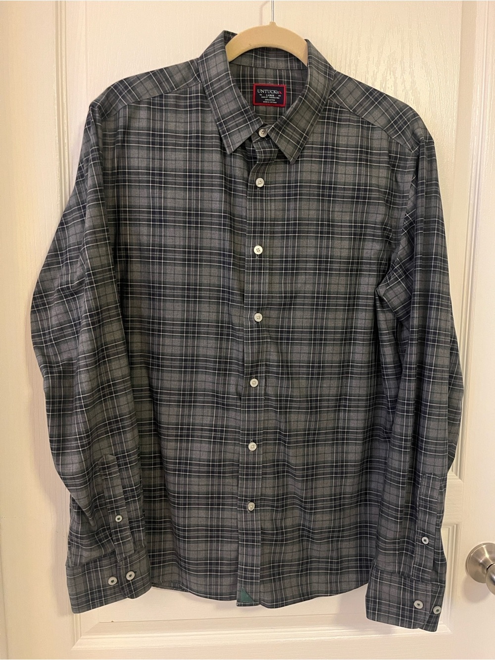UNTUCKit Men's Black and Gray Plaid Button-Down Shirt